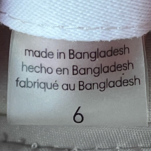 Calvin Klein Women's Two Button Lux Blazer
Size 6 - Picture 2 of 7